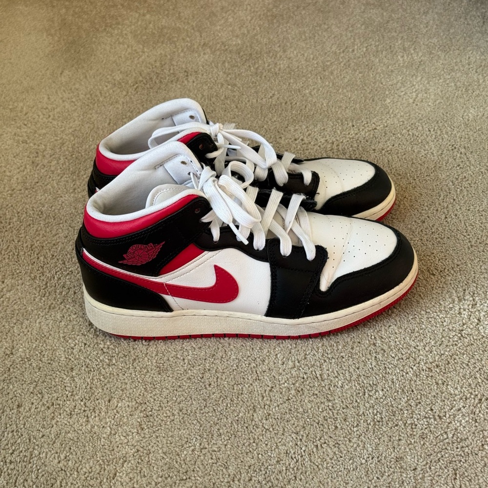 Nike Air Jordans white/ gym/ Black/ Red grade school boys sneakers size 6Y
